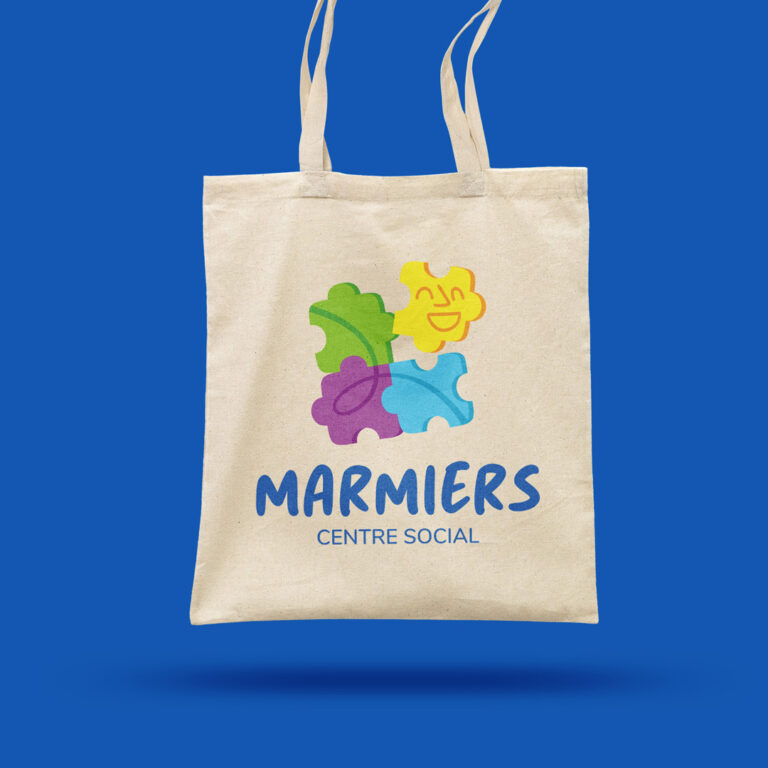 Tote bag avec le logo du Centre Social de Marmiers au centre